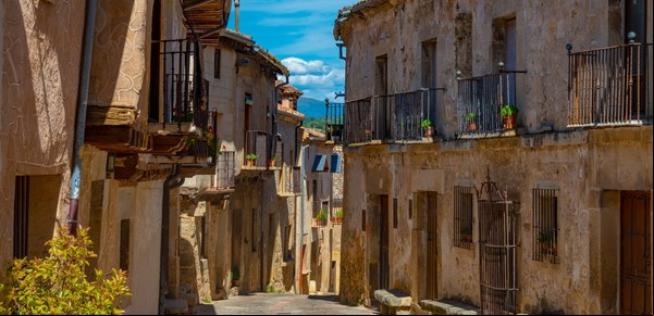 Descubrí el pueblo medieval mejor conservado con castillo, rutas y cochinillos