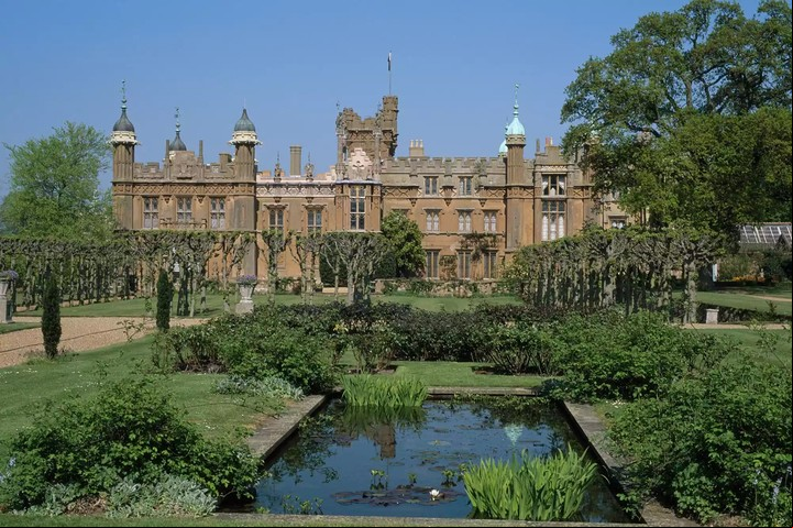 La lujosa casa señorial de estilo Tudor con jardines que se vio en muchas escenas de "The Crown". El lugar, a veces, se abre a grandes recitales de rock.