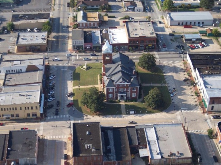 La recorrida por las calles de "Stranger Things" es parte de los paquetes turísticos, que incluyen visita al laboratorio y a la casa de los Wheeler.
