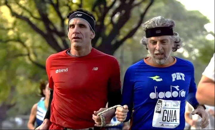 Martín Kremenchuzky (50), junto a su inseparable guía, en una de las competencias que siempre lo tienen como protagonista.