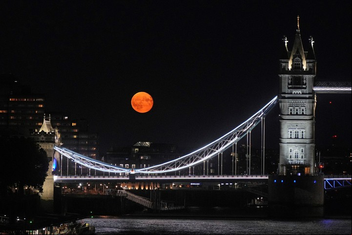 Una superluna sobre el Tower Bridge de Londres, en agosto de 2020. Foto: AP