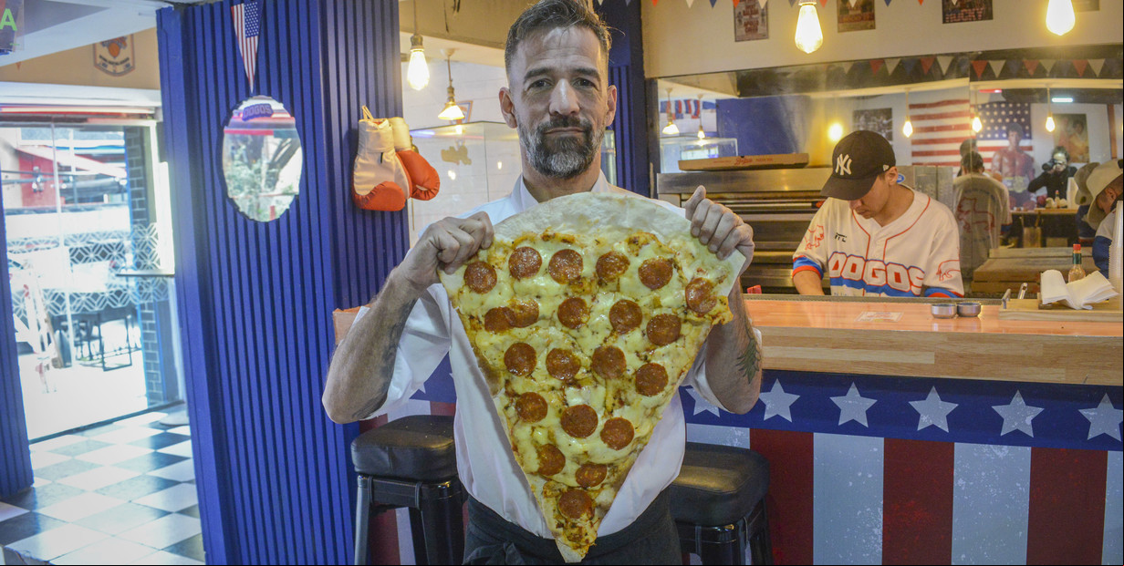 En Cañitas, la pizzería con la porción más grande del país: mide 60 centímetros y pueden comer hasta seis personas
