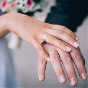 ¿Por qué el anillo de matrimonio se lleva en el dedo anular? La razón detrás de la tradición  