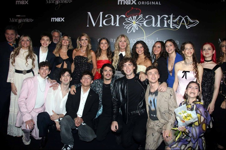 Cris y el elenco de "Margarita". Foto: Movilpress.