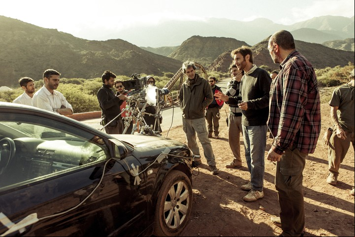 Sbaraglia, el director de fotografía Javier Juliá y Walter Donado escuchan a Szifron.
