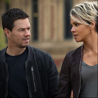 En Netflix El sindicato, con Mark Wahlberg y Halle Berry, es como una con Tom Cruise