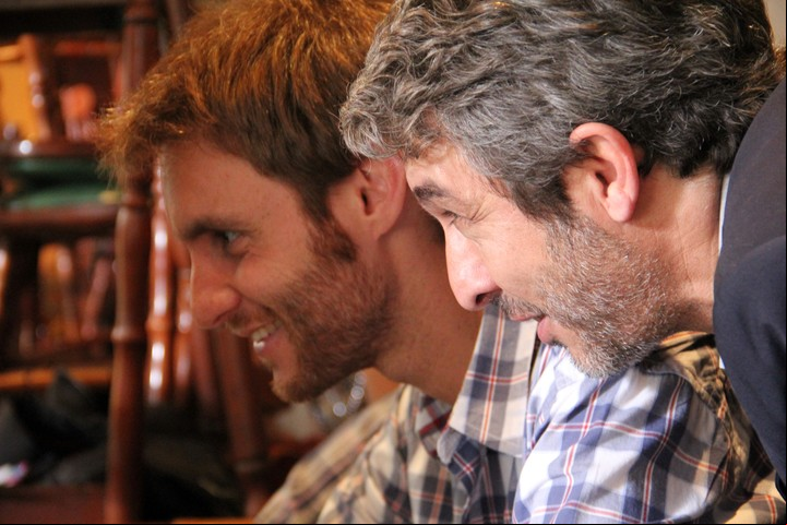 Szifron y Darín, observan en un monitor una de las tomas del relato "Bombita". Darín leyó el guion y aceptó de inmediato.