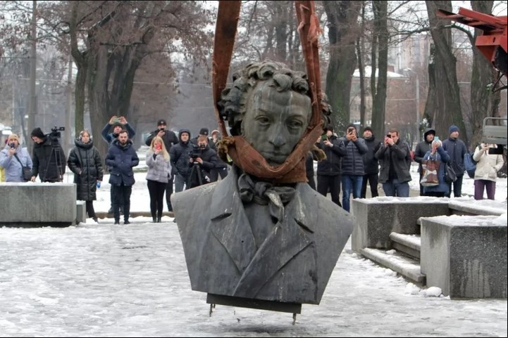 Derribo de una estatua del poeta ruso Alexander Pushkin en la ciudad ucraniana de Dnipro, en 2022.
Foto: Mykola Myakshykov. Ukrinform. Avalon