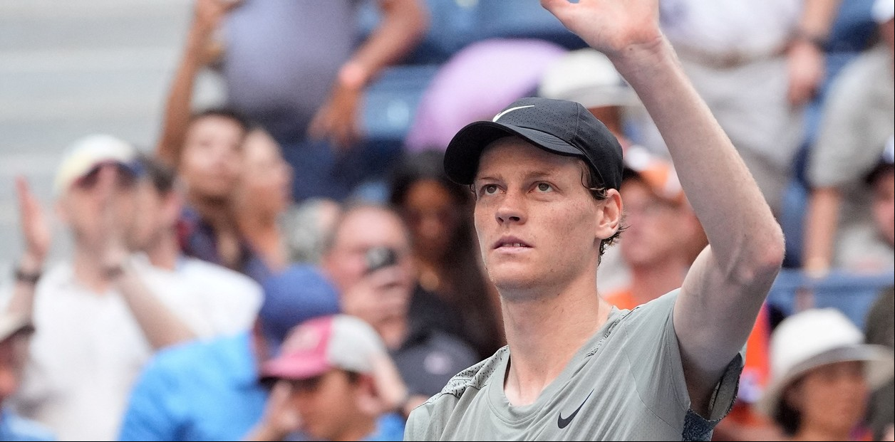 Jannik Sinner puso primera en el US Open y lanzó una picante respuesta tras las críticas de Kyrgios y Djokovic por el doping