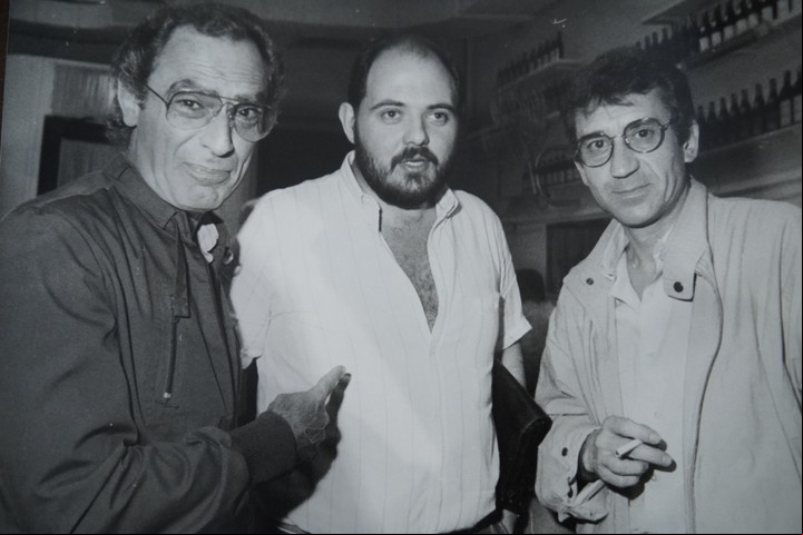 Carlos Rottemberg, entre Juan Carlos Calabró y José Sacristán, en el antiguo restaurante Fechoría, de la avenida Córdoba, un refugio de artistas.