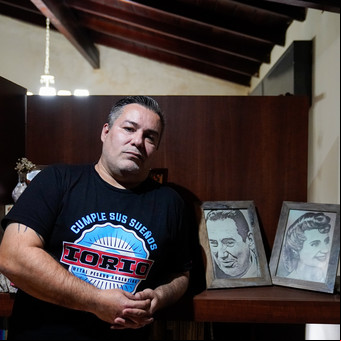 Renunció a su banca por besarle los pechos a su mujer, hoy trabaja en una pollería y no perdona que Alberto Fernández lo haya criticado: "Predicó moral con la bragueta baja" 