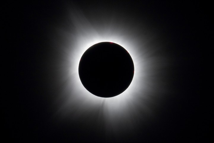 Un eclipse solar ocurre cuando la Luna pasa entre la Tierra y el Sol, oscureciendo así la imagen del Sol visto desde la Tierra. Foto: REUTERS.