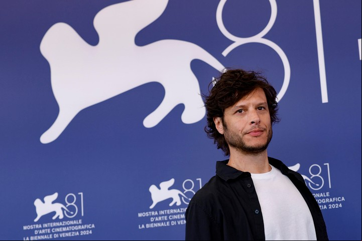 Luis Ortega posa en el photocall de su película, en el reciente Festival de Venecia, donde compitió por el León de Oro. Foto EFE
