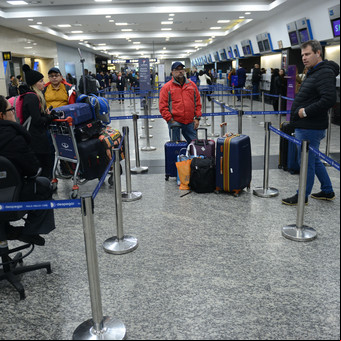 Miles de pasajeros rehenes de otro paro aeronáutico: trasladaron partidas de Aeroparque a Ezeiza e igual hubo más de 30 vuelos afectados 