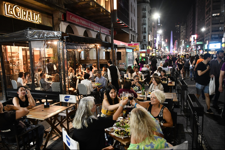 En La Giralda, ahora también se puede disfrutar una rica cena o almuerzo. Foto: Federico Imas - Clarín