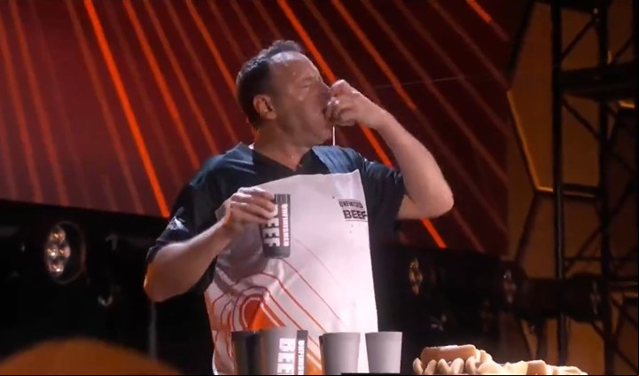 Joey Chestnut en plena competencia. Captura Netflix