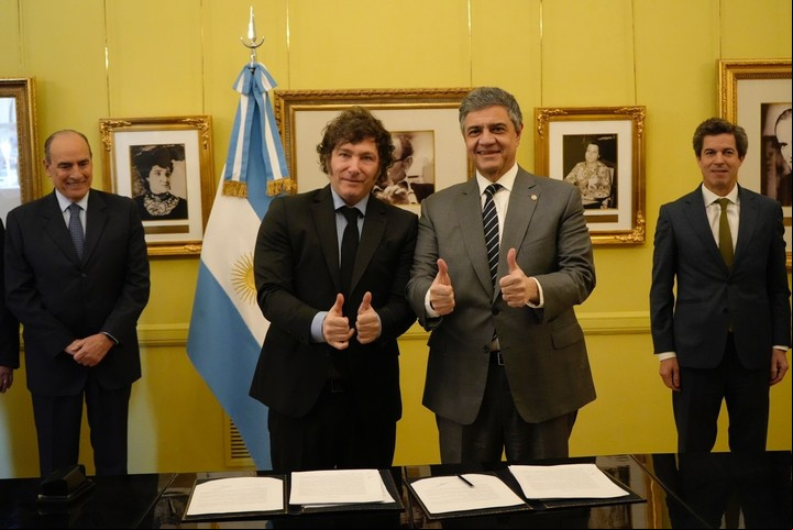 Milei y Macri cuando firmaron el acuerdo para el traspaso de las 31 líneas de colectivos que circulan por la Ciudad.