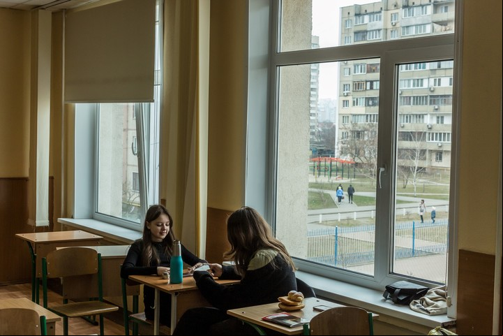 Dos alumnos de la clase 6H. Cuando los niños hablaron de la guerra durante una clase, empezaron a surgir historias de separación personal y pérdida. Foto Oksana Parafeniuk para The New York Times