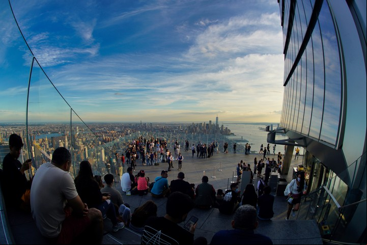 La gran terraza de Edge, con escalones para contemplar Manhattan y el río. Foto Shutterstock
