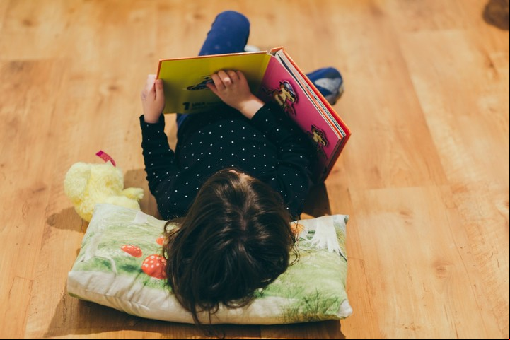 Hay partidarios de que empiecen a leer a partir de los tres años. Otros lo consideran prematuro. Foto: Freepik.