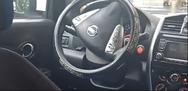 Un pasajero viajaba en Uber y el conductor se bajó por una urgencia personal: "Vi a mi pareja con otro hombre"