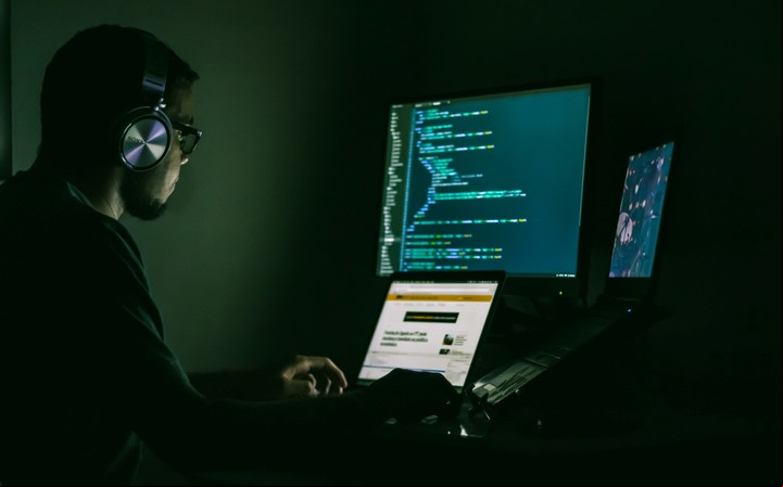 Para Haidt, la edad mínima establecida de trece años para abrir una cuenta resulta excesivamente baja (además de fácilmente sorteable) y debería extenderse hasta los dieciséis, añadiendo controles más estrictos de verificación.