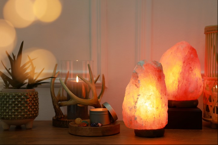 Las lámparas de sal son excelentes neutralizadores para espacios con poca o nula luz natural. Foto: ilustración Shutterstock