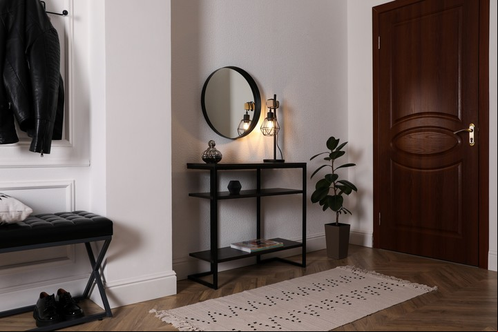 Traversa sugiere ubicar una pequeña mesa en la entrada, con una luz, para que la buena energía no escape al baño. Foto: ilustración Shutterstock
