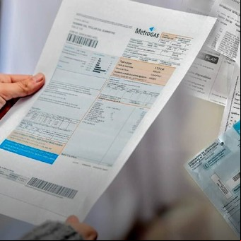 Los impuestos a la luz y el gas son más del 30%: polémica con los intendentes y dudas tras la medida de Caputo