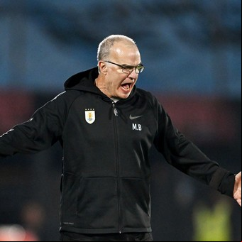 Uruguay, en crisis tras el escándalo con Bielsa: cinco referentes tuvieron una reunión "fuerte" con la dirigencia en la previa del viaje a Perú