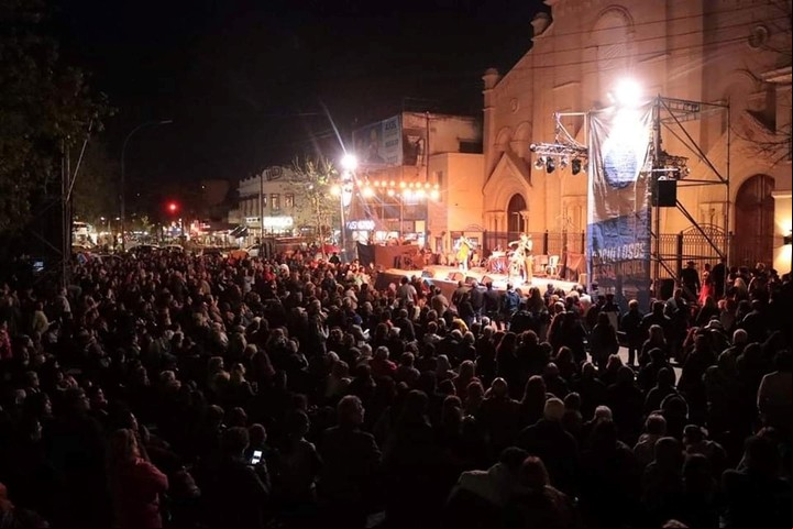 El cierre de la edición del año pasado convocó a cientos de vecinos frente a la Catedral.