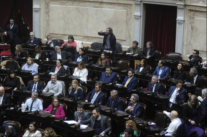 Nicolas del caño, a los gritos en el inicio de la sesión. Foto federico López claro