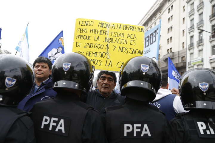 Movilización contra el veto de Milei a la nueva fórmula jubilatoria. Foto: Francis Loureiro.