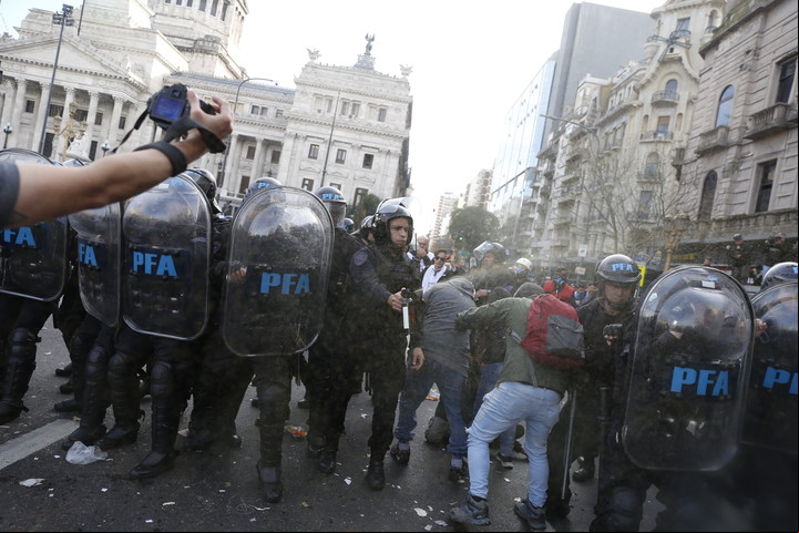 Incidentes entre la policía y manifestantes frente al Congreso. Foto Francisco Loureiro