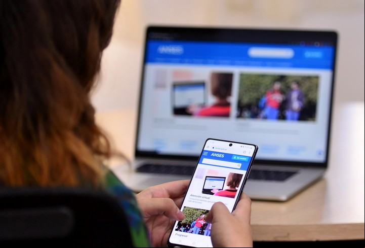 Trámites de ANSES en la computadora y el celular. Foto: ANSES.