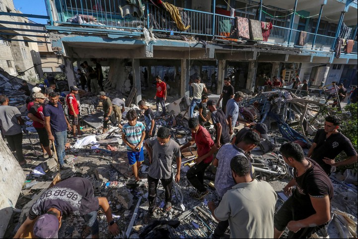 Palestinos buscan desaparecidos tras el ataque. Foto: EFE