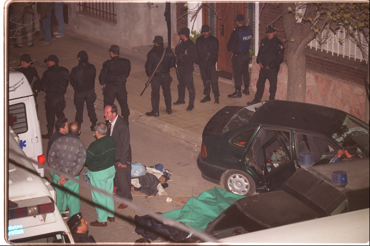 Las pericias determinaron que el auto recibió 48 impactos. Murieron el gerente del banco, el contador y uno de los ladrones.