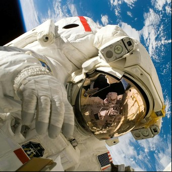 Esta fue la primera vez que dos astronautas no profesionales hicieron una caminata espacial: quiénes fueron los afortunados y cómo fue la misión