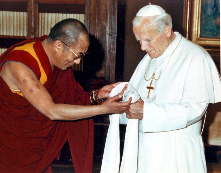 El Papa Juan Pablo II junto al Dalai Lama, en la Ciudad del Vaticano, en 1982. Foto AFP