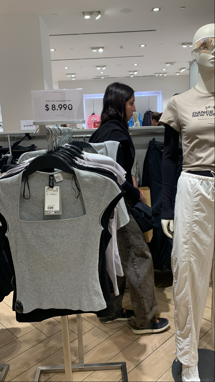 Remeras en H&M, una marca que no está en Argentina y es una de las más buscadas.