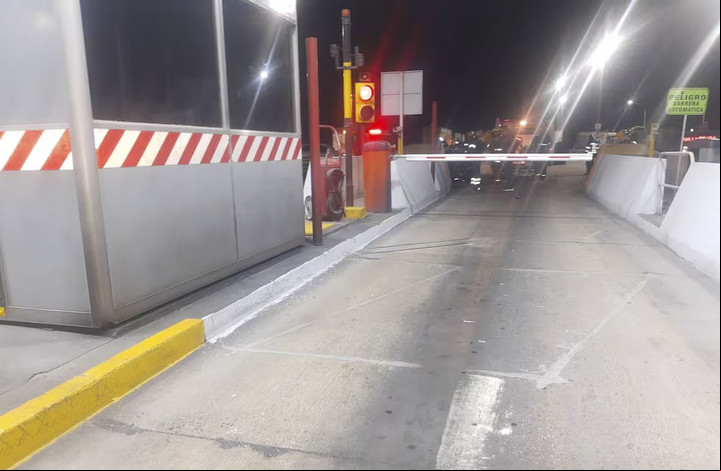 Un automovilista evadió también el control de la Caminera y cruzó peaje atropellando matando a una empleada madre dos hijos. Foto Policía