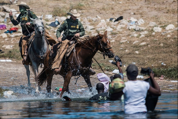 Agentes de frontera estadounidenses lanzan sus caballos contra migrantes de Haití, en la frontera entre México y el estado de Texas, en una imagen ya icónica de 2021. Foto: AP 