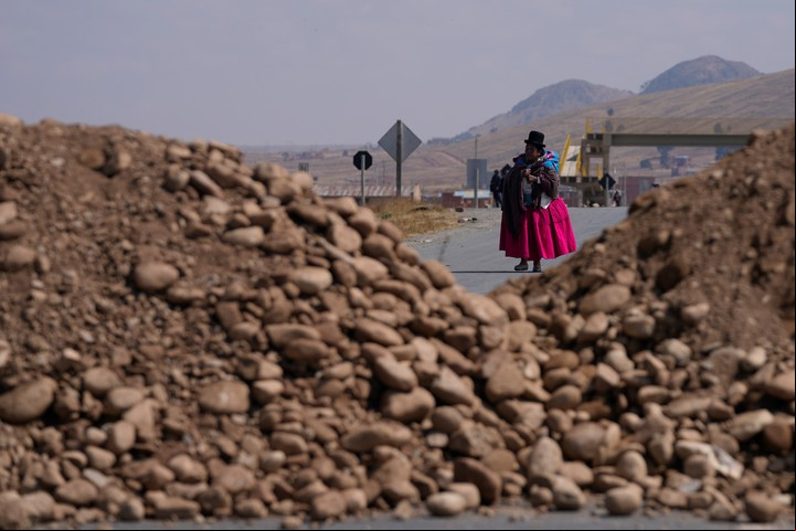 Piedras bloquean una carretera hacia el lago Titicaca en Vilaque, en las afueras de El Alto, Bolivia. Foto AP