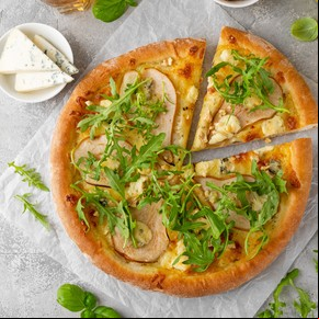 Pizza de queso azul, peras y rúcula