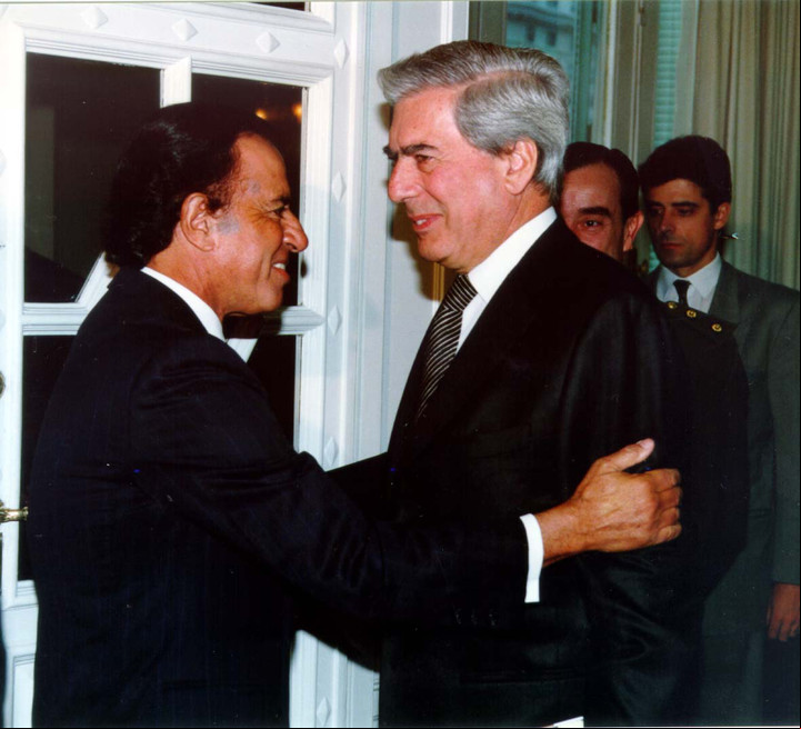 El presidente Carlos Menem recibió en su despacho al escritor Mario Vargas Llosa. Archivo Clarín.