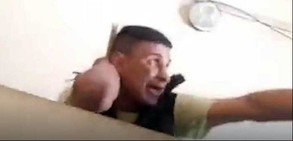 Así redujeron con una pistola Taser a un hombre que amenazó a la policía en Balvanera: "Calmate, no la queremos usar"