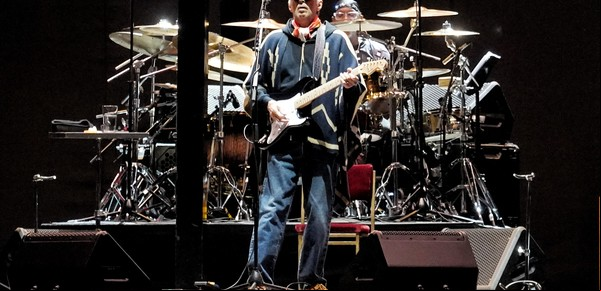 Eric Clapton mostró su magia en Vélez, con rock, blues y poncho en una noche llena de extraordinarios héroes de la guitarra