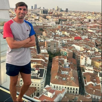Un guardavidas argentino cayó de un tercer piso en España, está muy grave y su familia pide ayuda