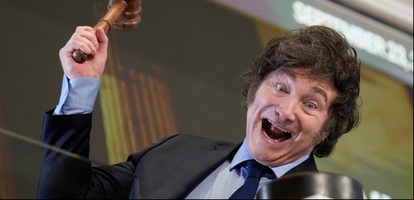 El riesgo país vuelve a perforar los 700 puntos y Javier Milei salió a festejar