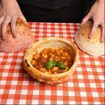Perfecto para el próximo 29 de ñoquis, este bodegón de Ramos Mejía sirve sus pastas en pan de pizza: cómo visitarlo